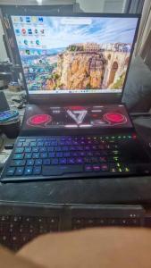 ASUS ROG Zephyrus Duo 15 SE