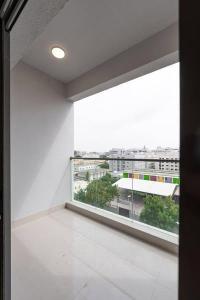 spacious full room with balcony